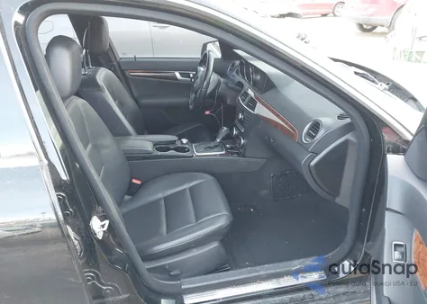 2013 Mercedes-Benz C 300 Sport 4Matic z USA, uszkodzony, nr VIN WDDGF8AB0DR252642